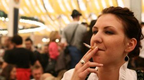 Rauchen im Festzelt - das wird auf dem diesjährigen Oktoberfest endgültig nicht mehr möglich sein.