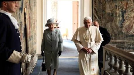 Papst nennt Missbrauch Perversion und trifft Queen
