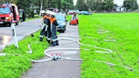 "Wasser halt" hieß es nach erfolgreicher Brandbekämpfung, für die im Lampertshofener Weg lange Schlauchstrecken verlegt werden mussten.