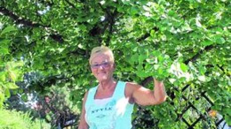 Vor 18 Jahren pflanzte Dagmar Winzer diesen Ginkgo-Baum. Jetzt droht er einem Nachbarstreit zum Opfer zu fallen. Foto: Mühlhause