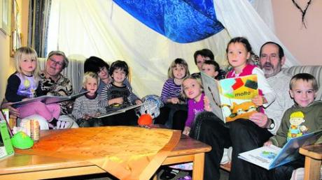 Lesestunde mit den vier Lesepaten im Kindergarten Alerheim und unsere Paula Print ist mit dabei. Foto: Stefanie Ritter