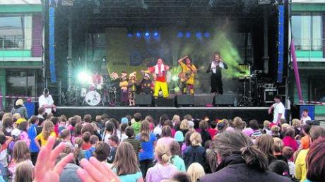 Donikkl und die Weißwürstl begeisterten bei ihrem Auftritt im Juli in Dinkelscherben die Kinder. Foto: Michael Kalb