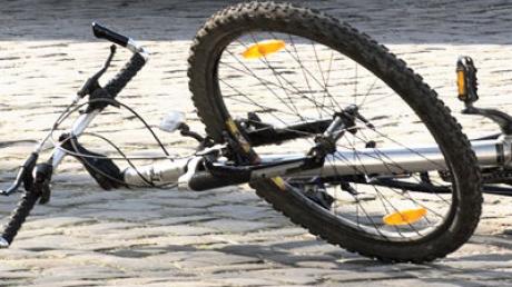 In Haunstetten ist am Samstag ein Fahrradfahrer mit einer 71-Jährigen zusammengestoßen. Symbolbild.