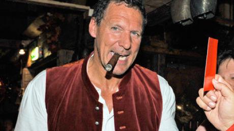 Der Schauspieler Ralf Möller raucht am Donnerstag (23.09.2010) und bekommt von einem Kellner im Käferzelt beim Oktoberfest in München (Oberbayern) die rote Karte.