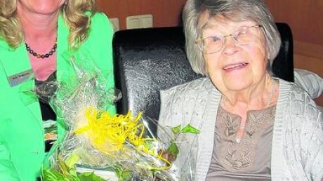 Katharina Epp feierte in Kaufering ihren 100. Geburtstag. Auch Anita Brossmann gratulierte. Foto: Landsberg-Ammersee Bank