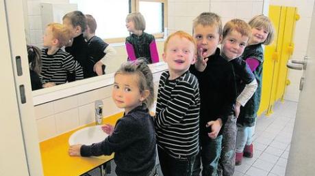 An den neuen Waschbecken im Kinderhaus macht das Händewaschen vor dem Mittagessen gleich doppelt Spaß. Foto: Schuster