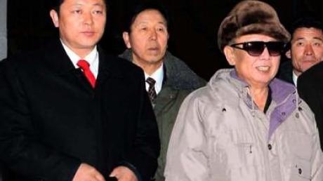 Kim Jong Il (rechts) und sein Sohn und Nachfolger Kim Jong Un (links)