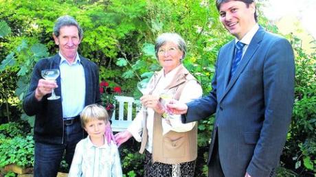 Meitingens Bürgermeister Dr. Michael Higl (rechts) gratulierte Bruno und Elsa Kratzer zur goldenen Hochzeit. Enkel Johannes freute sich darüber. Foto: Heider