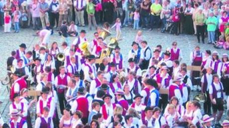 Ein Augen- und Ohrenschmaus war das Großkonzert des ASM in Aichach. Auch die Mindelheimer können sich auf den Auftritt von rund 1000 Musikern am Sonntag freuen. Foto: Biberacher
