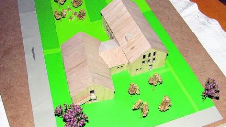 Das Modell für das geplante Dorfgemeinschaftshaus steht in der Gemeindeverwaltung. Foto: Dominic Wimmer