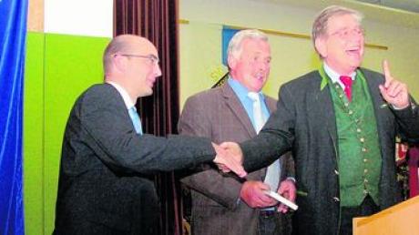 Dr. Thomas Goppel gratulierte den Vorsitzenden Roland Höflmair und Michael Kießling zum 50. Bestehen des SVL. Foto: res