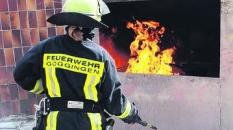 Küchenbrände entstehen relativ schnell. Die freiwilligen Brandschützer aus Göggingen zeigten, wie man einen Küchenbrand fachmännisch löscht. Foto: Langner