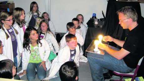 Gemeinsam mit Patrick Berger stellten die kleinen Klimaforscher an der Grundschule Loppenhausen fest, dass Energiesparbirnen viel weniger Wärme abstrahlen als normale Lampen. Fotos: Saffnauer