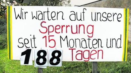 Dieses Plakat macht deutlich, dass die Anwohner in Riesbürg die Tage zählen bis die Straßen endlich für den überregionalen Lkw-Verkehr gesperrt werden.