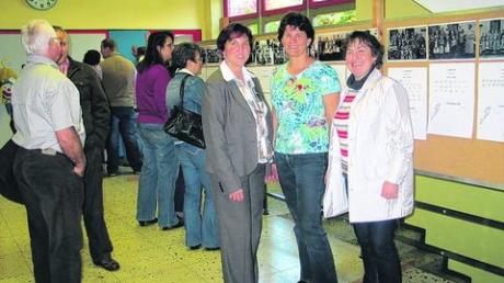 Organisatorin Christine Gumpp (Dritte von rechts) freute sich über die stattliche Anzahl an Besuchern bei der Ausstellung zum Thema "Schule". Foto: Rosmarie Gumpp