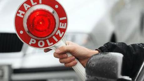 Drei Polizisten wurden in Garmisch-Partenkirchen während einer Kleinbus-Kontrolle verletzt, zwei Bundespolizisten davon schwer. Die Polizei rätselt, wie es dazu kommen konnte.
