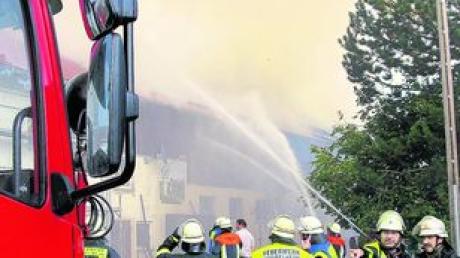 Eine riesige Rauchwolke stand gestern nachmittag über Erisried. Mit einem Großaufgebot versuchte die Feuerwehr, den Brand einer Scheune unter Kontrolle zu bringen. Zwei Personen wurden bei dem Brand schwer verletzt. Foto: ulf