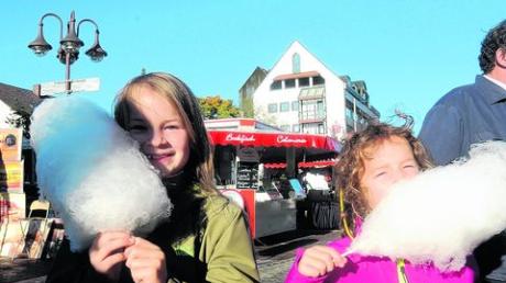 So süß schmeckt der Sonntag: Lena (links) und Mia aus Senden lassen sich auf dem Krämermarkt die Zuckerwatte munden. 
