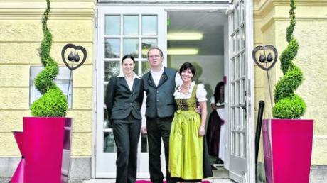 Klaus und Barbara Richter sind jetzt auch Pächter des Café und Restaurants im Dachauer Schloss, das Bild zeigt sie mit ihrer dortigen Geschäftsführerin Ilona Demmel (links). Foto: Hotel Sonnenhof