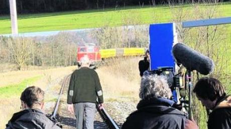 Um nicht selbst von der Lok erfasst zu werden, filmte ein Kamerateam die dramatische Bahnszene in einem großen Spiegel. Er zeigt, wie ein Stuntman auf den herannahenden Zug zugeht. Foto: Die Film GmbH