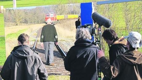 Um nicht selbst von der Lok erfasst zu werden, filmte das Kamerateam mit einem Spiegel. Foto: Die Film GmbH