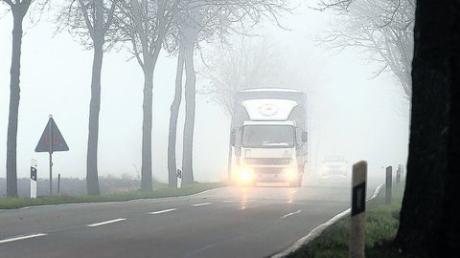 Frühe Dunkelheit und schlechte Sicht durch Nebel, da ist das Autofahren kein Spaß. Besonders wichtig ist laut Polizei eine funktionierende Fahrzeugbeleuchtung. Fotos: Jordan, Leitenstorfer, Weizenegger, dpa