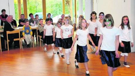 Beim Pfarrfamiliennachmittag in Altenstadt sorgten die Tanzmäuse des TSV Altenstadt mit Showtanz für Unterhaltung. Foto: sar