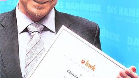 Christian Flemisch von der Günzburger Dienstleistungsfirma Kalka erhielt jetzt von der Handwerkskammer die Silberne Ehrennadel des Schwäbischen Handwerks. Foto: Kalka