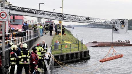 Frachtschiff rammt Fähre in Holland.