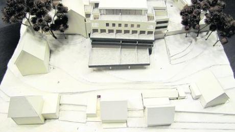 Dieses Modell zeigt die geplante Wohnanlage (oben) und das Einfamilienhaus mit Garage (links unten) auf dem Gelände beim ehemaligen Tanzlokal Traubenkeller (links oben) an der Dillinger Straße. Foto: Schalk