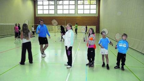 Das Wichtigste beim Badminton ist die richtige Schlägerhaltung und Schlagtechnik. Auch Paula Print übt fleißig mit. Foto: Gisela Eckert