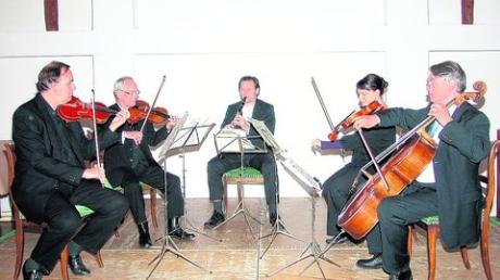 Hans-Ulrich Breyer (1. Geige), Dr. Gerald Jasbar (Geige), Peter Stenzel (Klarinette), Wiltrud Haas-Breyer (Bratsche), und Gerold Foerstl (Cello), begeisterten mit ihrem Quintett das Publikum im ausverkauften Klaiberhaus. Foto: Adlassnig