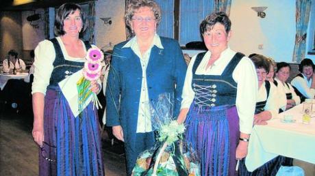 Martha Brunnenmeier (rechts) gratulierte ihrer Resi Tremmel zum 70., im Bild auch Gertraud Erhard. Foto: Landfrauenchor