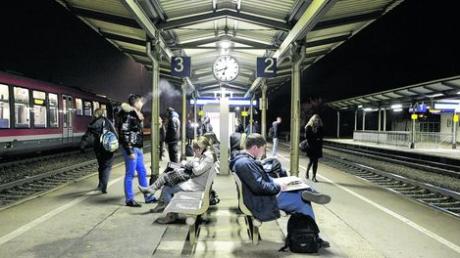 Morgens um sieben war gestern die Welt für die Pendler in Kaufering nicht in Ordnung: Wegen des Bahnstreiks hieß es warten auf die Züge. Foto: Julian Leitenstorfer
