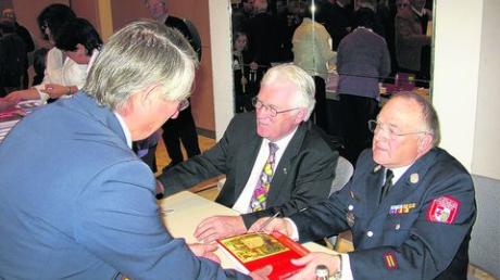 Wolfgang Schwarz von der Feuerwehr Erlingen ließ sich von Kreisheimatpfleger Walter Pötzl (Mitte) und Heinrich M. Rupp das neue Buch signieren. Foto: Martin Deibl