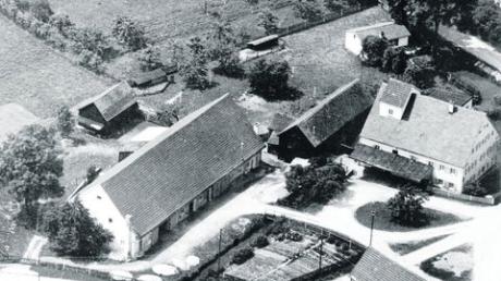 Das alte Luftbild zeigt die Derchinger Mühle (rechts) noch mit der Holzsäge (links daneben). Dort wurde der Betrieb um das Jahr 1920 eingestellt. 