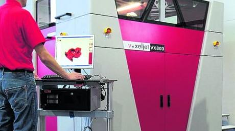 Die neue Generation von 3-D-Druckern der Firma voxeljet erlaubt eine schnellere und präzisere Herstellung von Kunststoff-Bauteilen. Foto: voxeljet