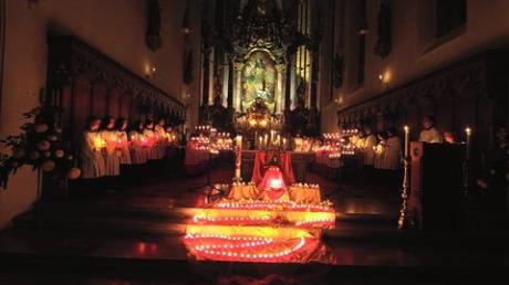 In den Schein von hunderten Kerzen tauchten Ministranten und Gläubige die Aichacher Stadtpfarrkirche am Vorabend von Allerheiligen. Sie setzten damit einen Kontrapunkt zum modernen Halloween. Foto: ak