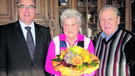 Friedlinde und Walter Häusele haben vor 60 Jahren geheiratet. Dazu gratulierte ihnen Oberbürgermeister Gerold Noerenberg (links). Foto: vP