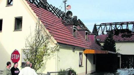 Komplett ausgebrannt ist der Dachstuhl eines Wohnhauses in der Donauwörther Straße. Foto: Andreas Pfeffer