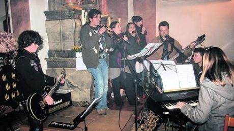 Auch eine Band spielte beim Jugendgottesdienst am Halloween-Abend in Dasing. Foto: Daniel Beck