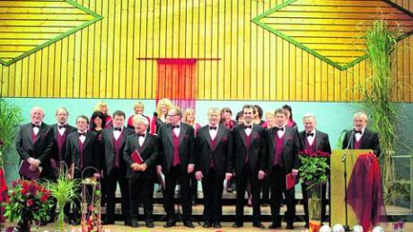 In neuer Chorkleidung präsentierten sich die Männer des Gesangvereins Altenmünster unter der Leitung von Winfried Häußler (rechts). Foto: pm