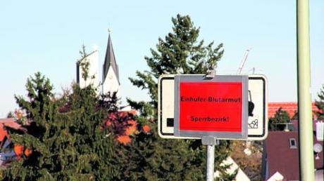Rote Schilder weisen darauf hin: Wegen der für Einhufer ansteckenden Blutarmut gilt in Wulfertshausen und im Süden von Stätzling ein Sperrbezirk. Foto: A: Schmidt