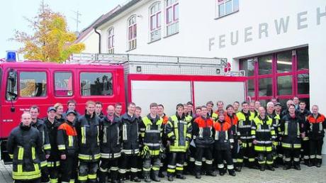Die Teilnehmer des Truppführerlehrgangs stellten sich vor dem Windacher Feuerwehrhaus zum Gruppenfoto auf. Foto: Gerold Gall
