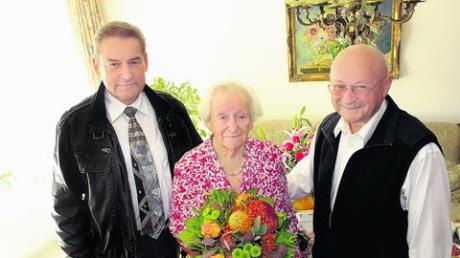 Bürgermeister Rudolf Kraus gratulierte Luise Knoll zu ihrem 90. Geburtstag. Foto: Martin Golling