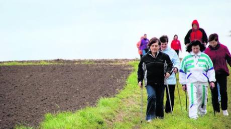 Was eignet sich besser für Nordic Walking als Felder und Fluren? Für Landfrauen ist dieser Sport ideal. Foto: Christiane Mayer