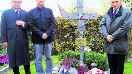Gedenkreden am Grab von Michael Kwik hielten (v.l.) Lorenz Drexl vom Partnerschaftskomitee Affing-Lobez, Bürgermeister Fuchs und Jacek Barylak vom polnischen Generalkonsulat. Foto: Fissl