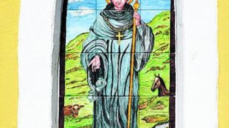 Jetzt ist das Bildnis des Heiligen Leonhard dauerhaft gesichert: Luitgard Stenzer hat es auf Fliesen gemalt und gebrannt. Fotos: Irmgard Lorenz