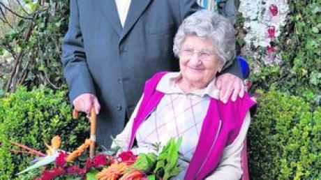 Walburga und Josef Dollinger aus Otting feiern heute Gnadenhochzeit im Kreis ihrer Familie. Seit 70 Jahren ist das Paar glücklich miteinander verheiratet. Foto: Grass