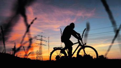 Vor allem im Herbst und Winter werden Fahrradfahrer im Dunklen schlecht bis überhaupt nicht gesehen. Licht ist deshalb Pflicht - um sich selbst und die anderen Verkehrsteilnehmer zu schützen. Foto: dpa
